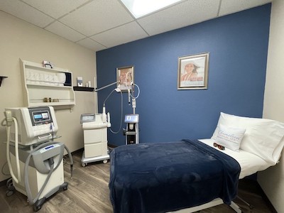 Room with laser treatment devices and a bed